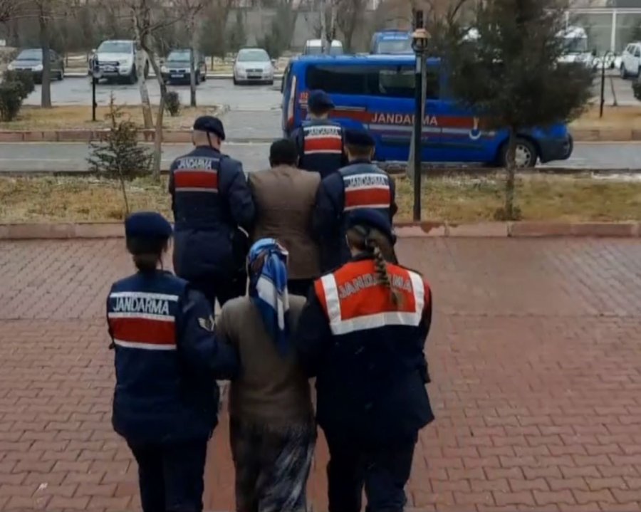 Uyuşturucu Kuryesi Karı Koca Jandarmanın Operasyonuyla Yakalandı