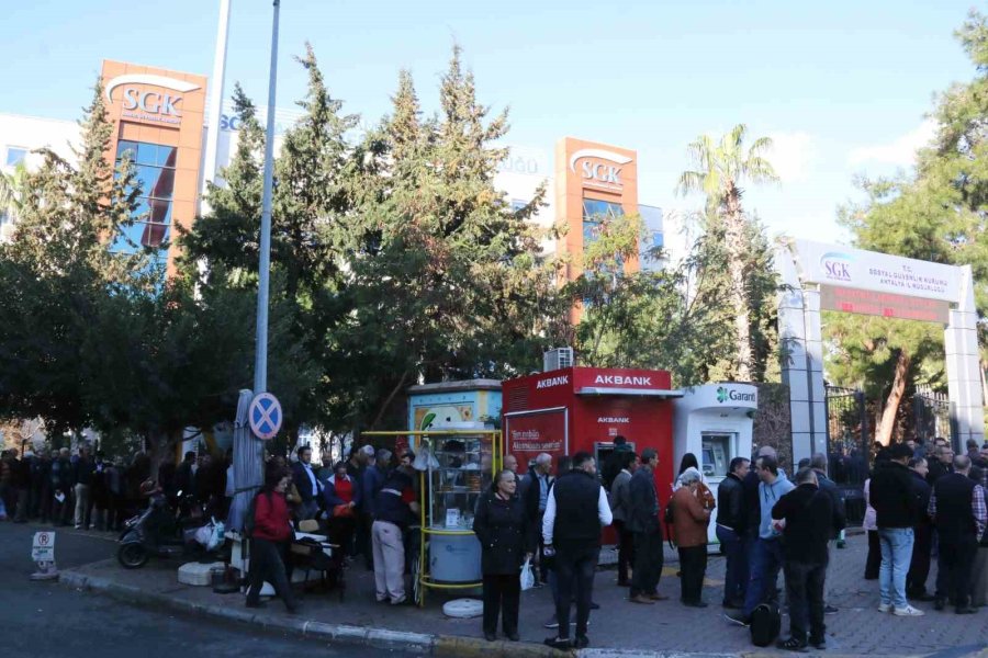 Antalya’da Eyt Kuyruğunun Sonu Gelmedi