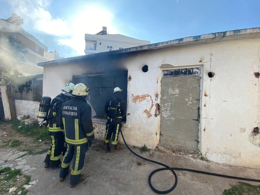 Evsizlerin Kaldığı Metruk Binada Yangın