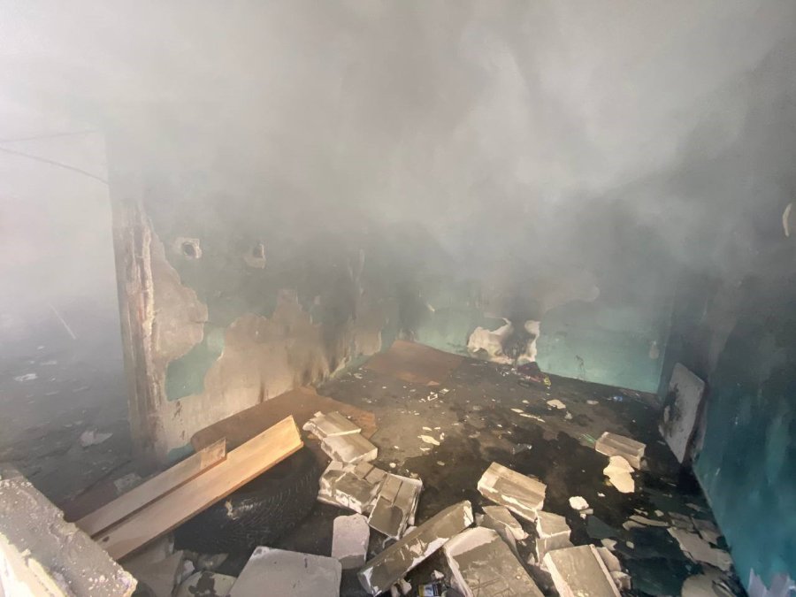 Evsizlerin Kaldığı Metruk Binada Yangın