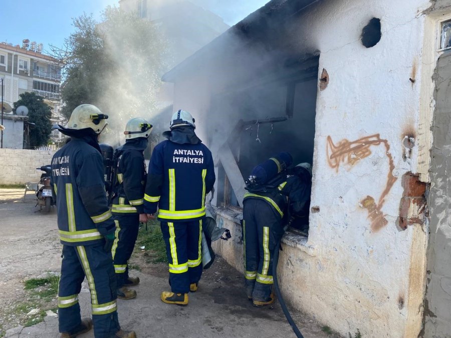 Evsizlerin Kaldığı Metruk Binada Yangın