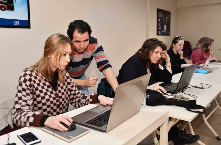 Bin Genç Aynı Anda Kayıt Oldu