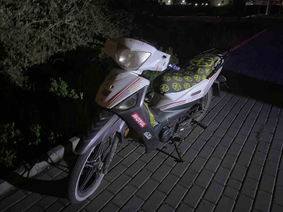 Alkollü Sürücü Kaldırıma Çarptı