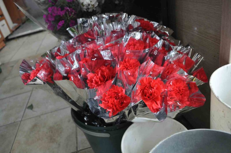 Çiçekçiler 8 Mart Dünya Kadınlar Günü’nün Buruk Geçeceğini Düşünüyor