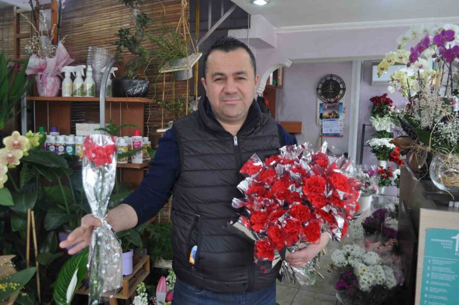 Çiçekçiler 8 Mart Dünya Kadınlar Günü’nün Buruk Geçeceğini Düşünüyor