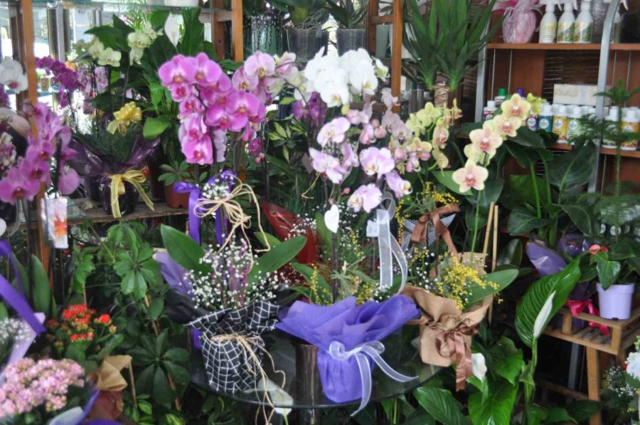 Çiçekçiler 8 Mart Dünya Kadınlar Günü’nün Buruk Geçeceğini Düşünüyor