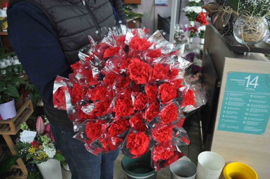 Çiçekçiler 8 Mart Dünya Kadınlar Günü’nün Buruk Geçeceğini Düşünüyor