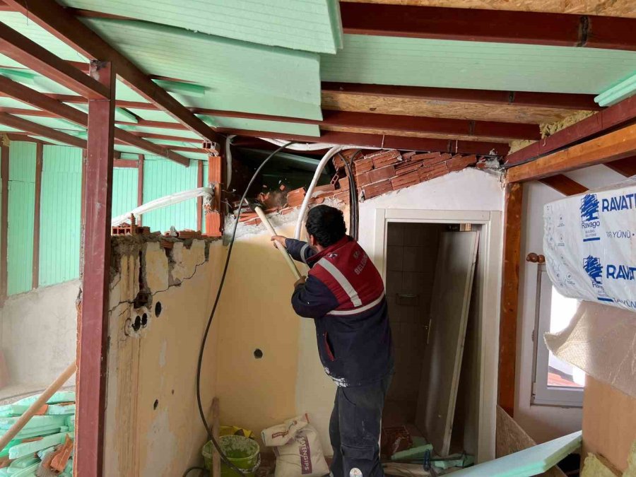 Kaş’ta 2 Yapının Kaçak Bölümleri Belediye Ekiplerince Yıkıldı