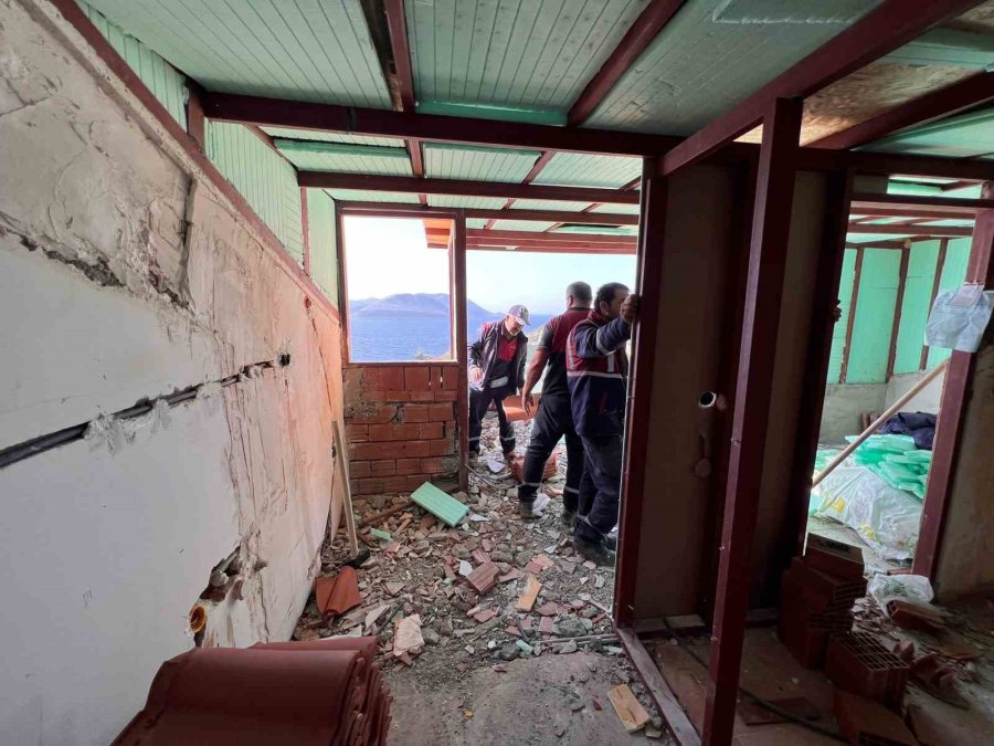 Kaş’ta 2 Yapının Kaçak Bölümleri Belediye Ekiplerince Yıkıldı