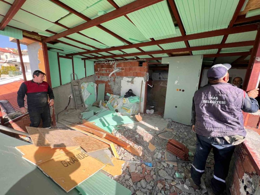 Kaş’ta 2 Yapının Kaçak Bölümleri Belediye Ekiplerince Yıkıldı