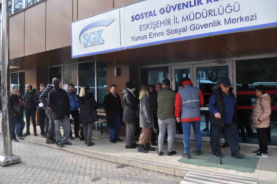 Sgk Önündeki Eyt Kuyrukları Devam Ediyor
