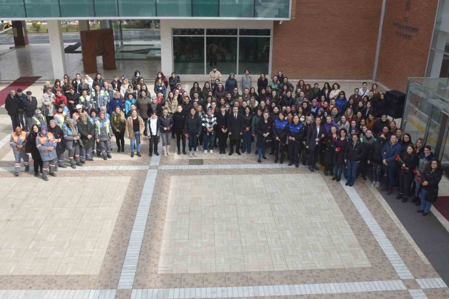 Başkan Ataç Kadın Çalışanların Gününü Kutladı