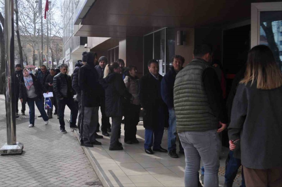 Sgk Önündeki Eyt Kuyrukları Devam Ediyor