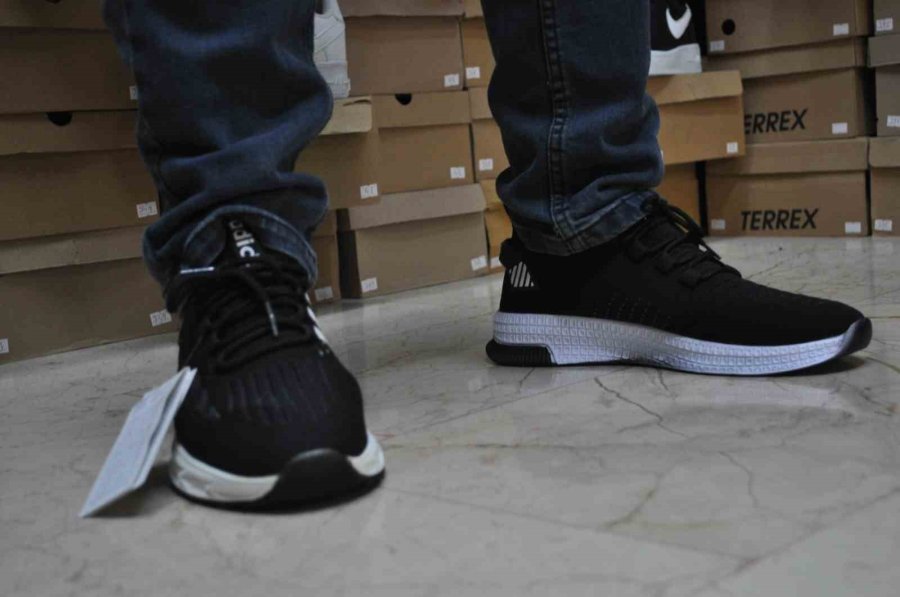 Bot Stokları Elinde Kalan Esnafın Son Umudu Spor Ayakkabılar Oldu