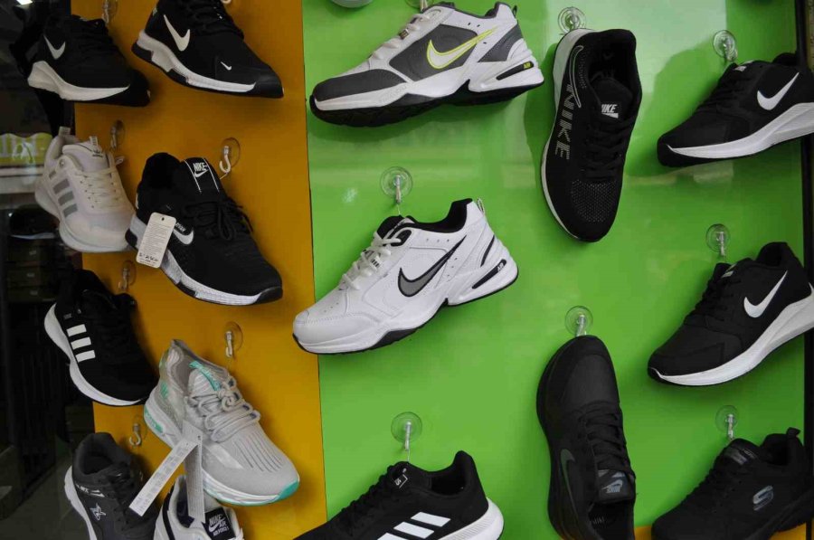 Bot Stokları Elinde Kalan Esnafın Son Umudu Spor Ayakkabılar Oldu