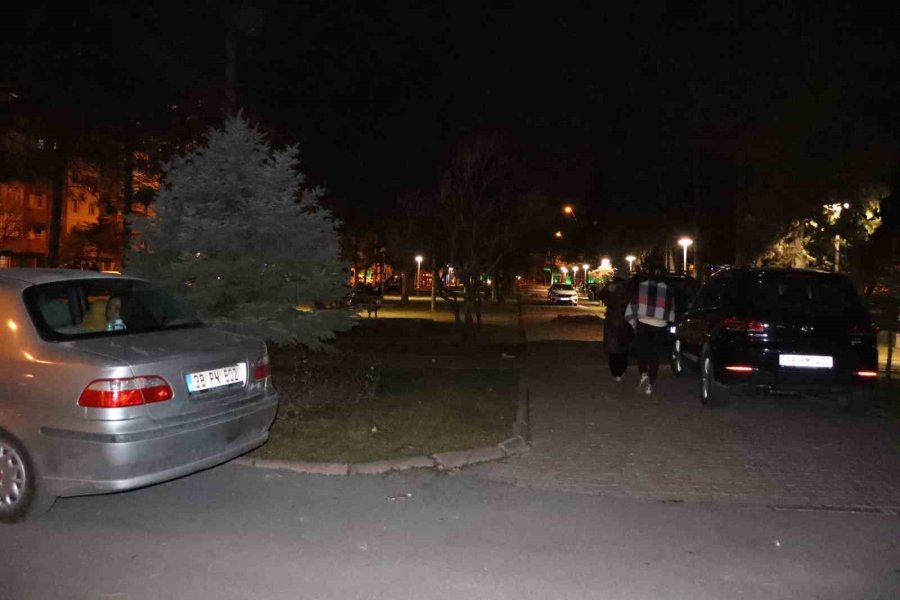 Kayserililer Depremlerin Ardından Akşamı Parklarda Geçiriyor