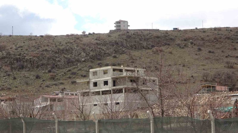 1 Haftada 16 Kez Sallanan Mahalle Sakinleri Diken Üstünde