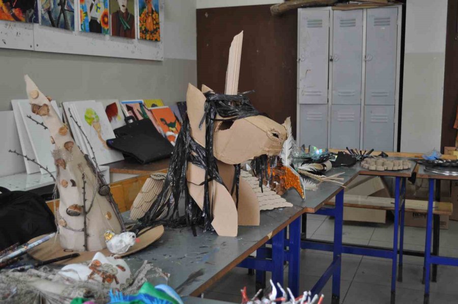 Bu Okulda Atık Eşyalar Takı Oluyor