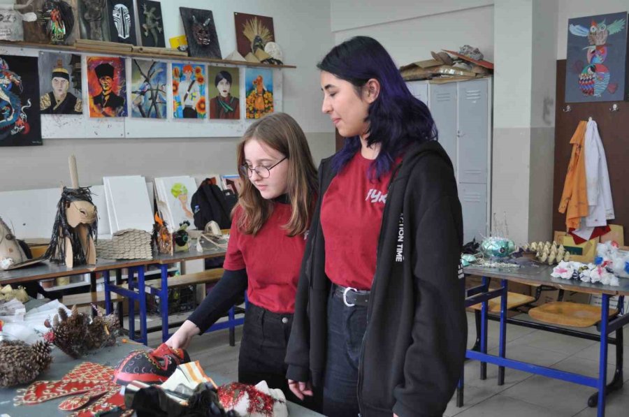 Bu Okulda Atık Eşyalar Takı Oluyor