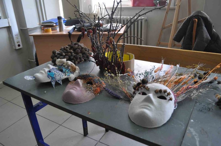 Bu Okulda Atık Eşyalar Takı Oluyor