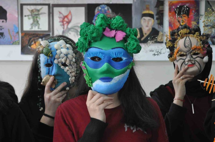 Bu Okulda Atık Eşyalar Takı Oluyor