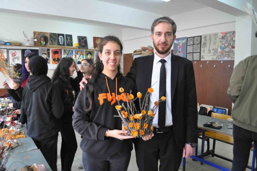 Bu Okulda Atık Eşyalar Takı Oluyor