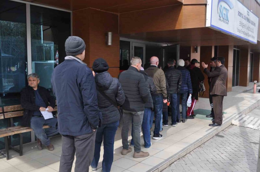 Sgk Önündeki Eyt Kuyrukları Devam Ediyor