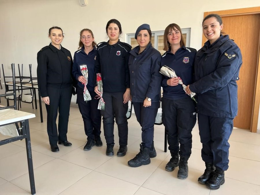 Jandarmadan Kadınlara 8 Mart Karanfili