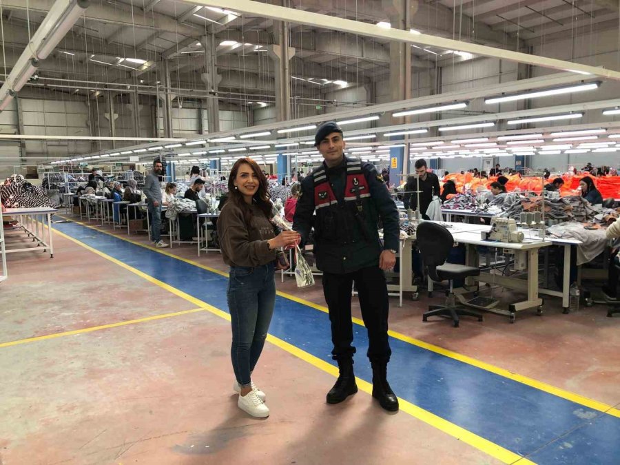 Jandarmadan Kadınlara 8 Mart Karanfili