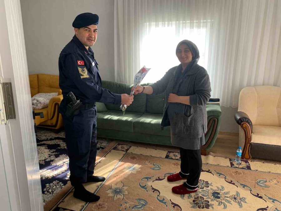 Jandarmadan Kadınlara 8 Mart Karanfili