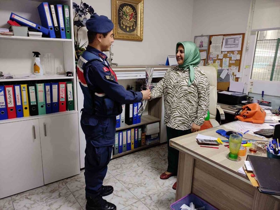 Jandarmadan Kadınlara 8 Mart Karanfili