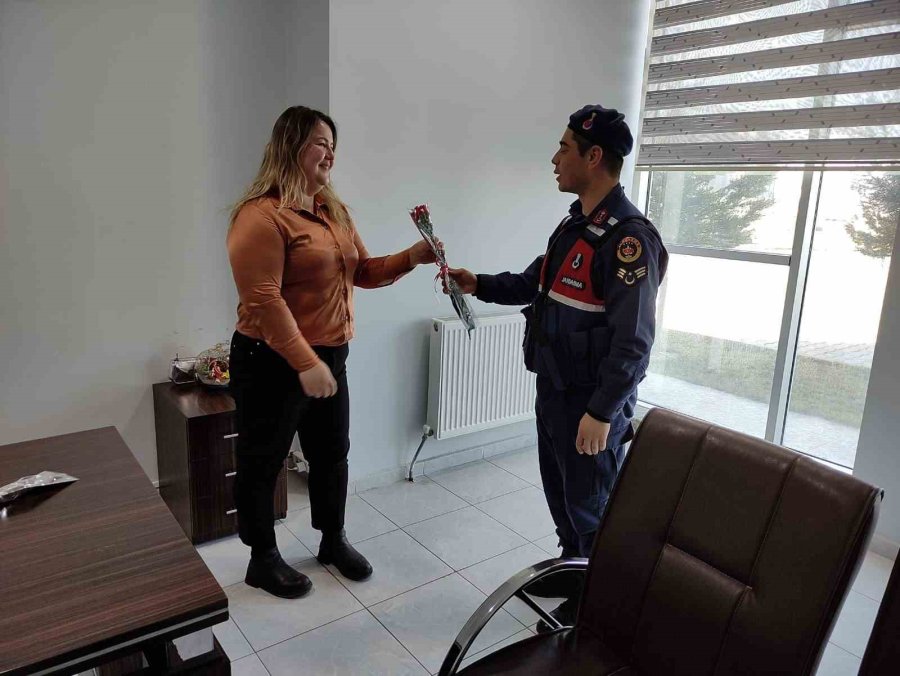 Jandarmadan Kadınlara 8 Mart Karanfili