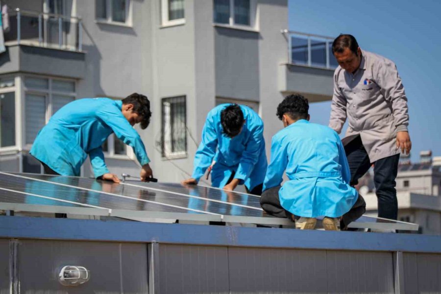 Öğrencilerin En Anlamlı Ödevi: Deprem Bölgesindeki Öğrencilere Güneş Enerjili Konteyner Sınıf Yapıyorlar