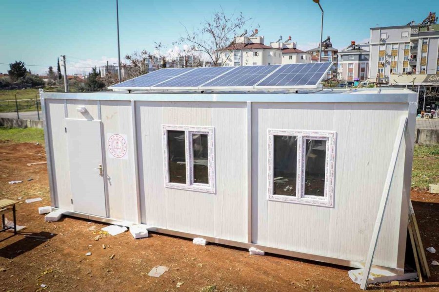 Öğrencilerin En Anlamlı Ödevi: Deprem Bölgesindeki Öğrencilere Güneş Enerjili Konteyner Sınıf Yapıyorlar