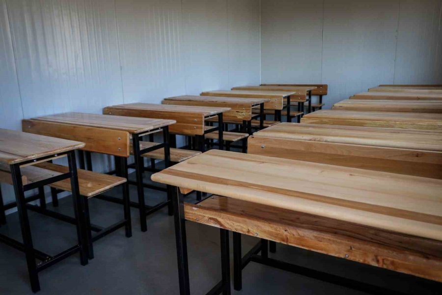 Öğrencilerin En Anlamlı Ödevi: Deprem Bölgesindeki Öğrencilere Güneş Enerjili Konteyner Sınıf Yapıyorlar