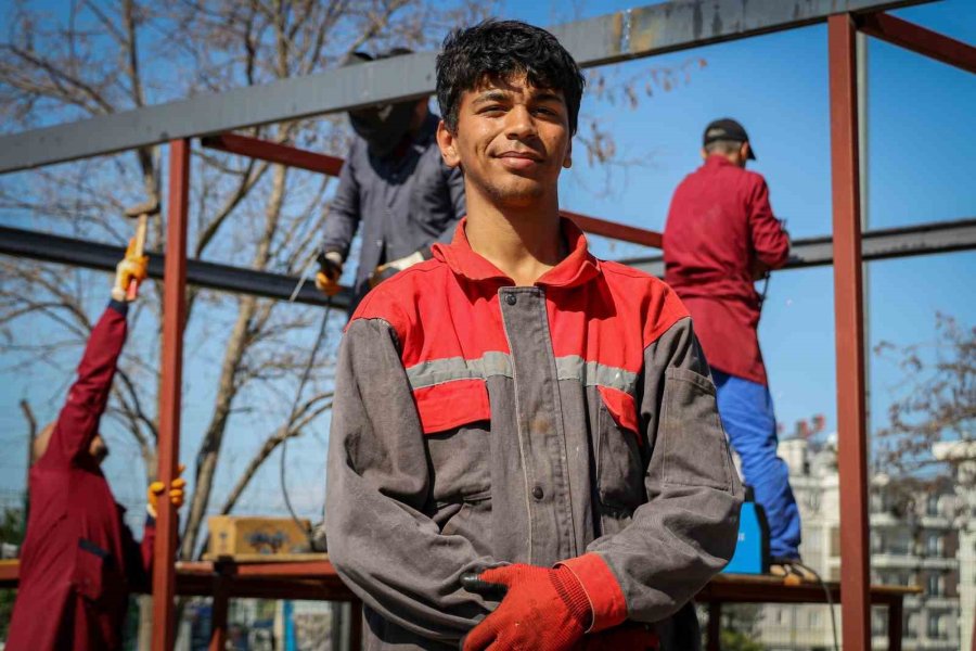 Öğrencilerin En Anlamlı Ödevi: Deprem Bölgesindeki Öğrencilere Güneş Enerjili Konteyner Sınıf Yapıyorlar