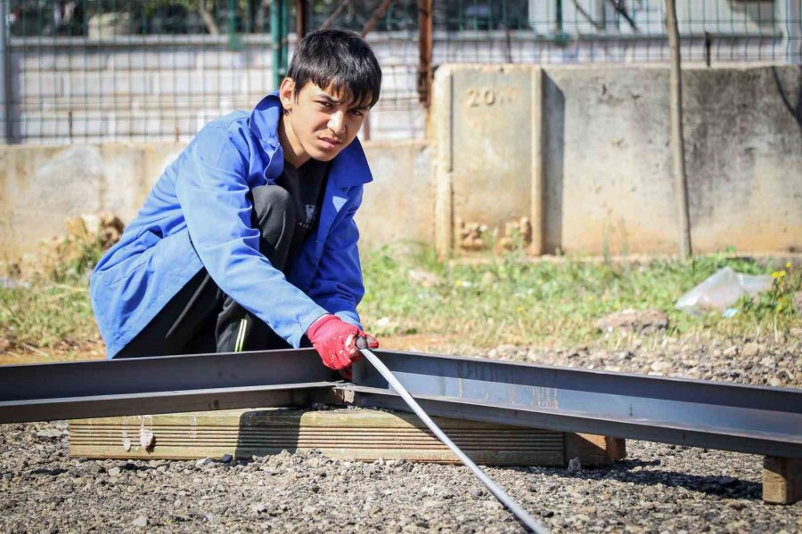 Öğrencilerin En Anlamlı Ödevi: Deprem Bölgesindeki Öğrencilere Güneş Enerjili Konteyner Sınıf Yapıyorlar