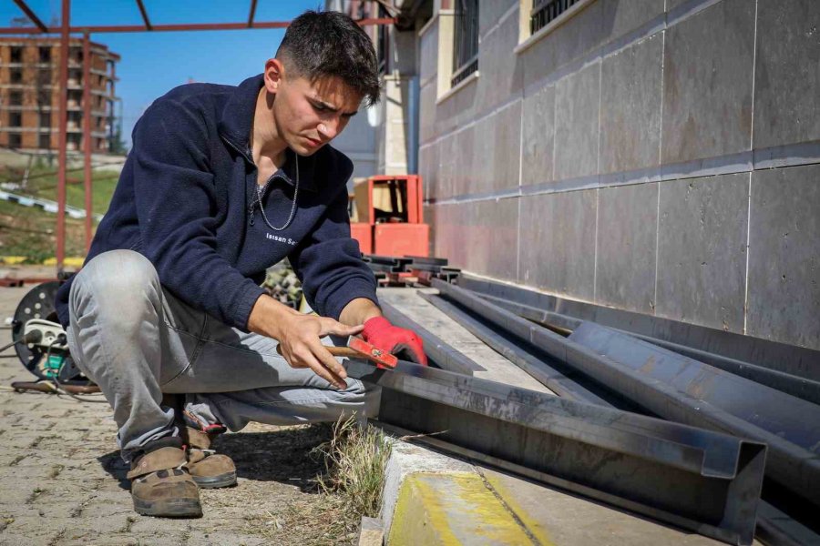 Öğrencilerin En Anlamlı Ödevi: Deprem Bölgesindeki Öğrencilere Güneş Enerjili Konteyner Sınıf Yapıyorlar