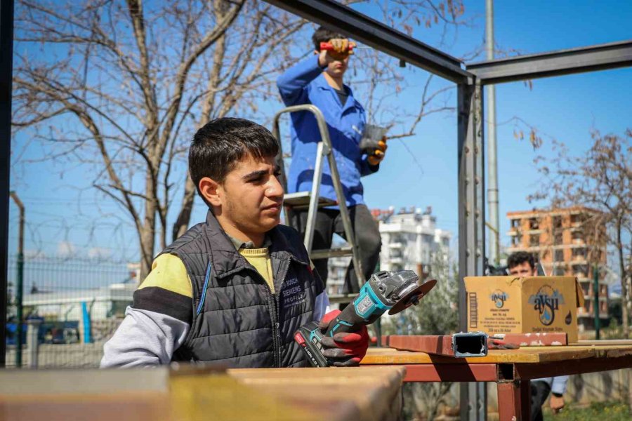 Öğrencilerin En Anlamlı Ödevi: Deprem Bölgesindeki Öğrencilere Güneş Enerjili Konteyner Sınıf Yapıyorlar