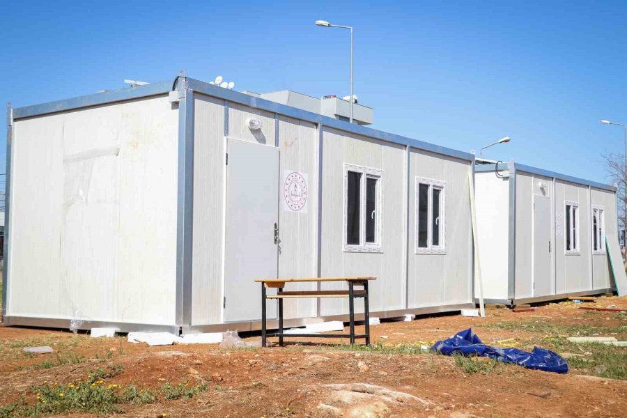 Öğrencilerin En Anlamlı Ödevi: Deprem Bölgesindeki Öğrencilere Güneş Enerjili Konteyner Sınıf Yapıyorlar