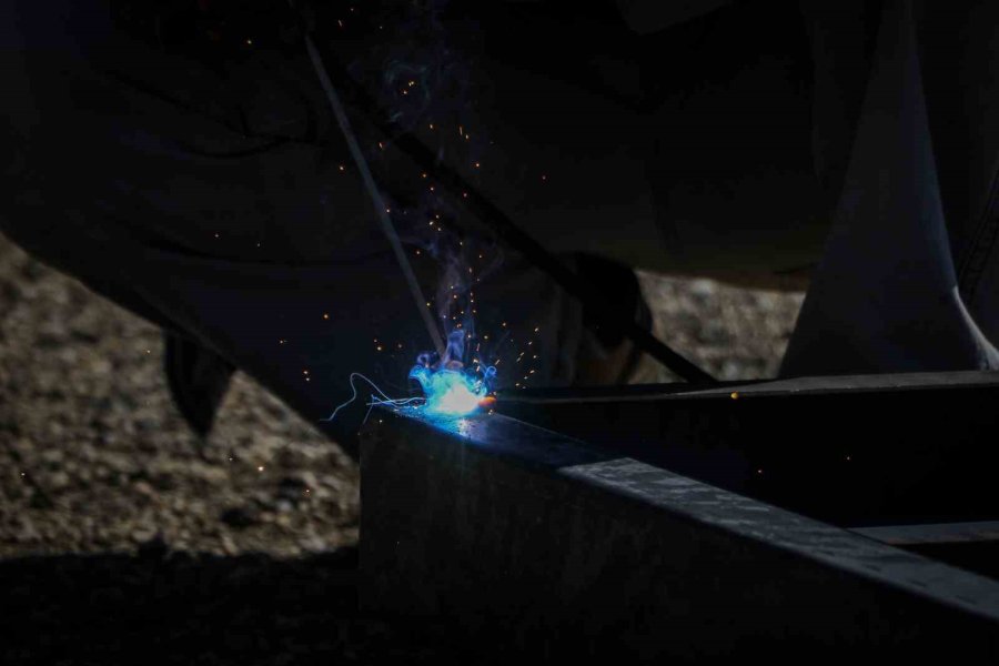 Öğrencilerin En Anlamlı Ödevi: Deprem Bölgesindeki Öğrencilere Güneş Enerjili Konteyner Sınıf Yapıyorlar