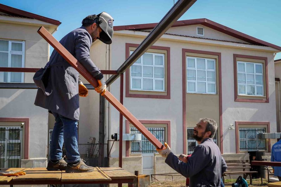 Öğrencilerin En Anlamlı Ödevi: Deprem Bölgesindeki Öğrencilere Güneş Enerjili Konteyner Sınıf Yapıyorlar