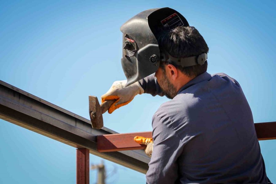 Öğrencilerin En Anlamlı Ödevi: Deprem Bölgesindeki Öğrencilere Güneş Enerjili Konteyner Sınıf Yapıyorlar