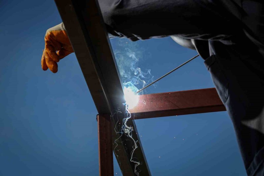 Öğrencilerin En Anlamlı Ödevi: Deprem Bölgesindeki Öğrencilere Güneş Enerjili Konteyner Sınıf Yapıyorlar