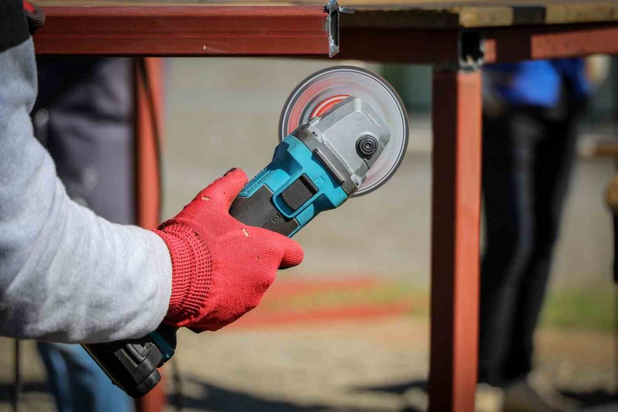 Öğrencilerin En Anlamlı Ödevi: Deprem Bölgesindeki Öğrencilere Güneş Enerjili Konteyner Sınıf Yapıyorlar