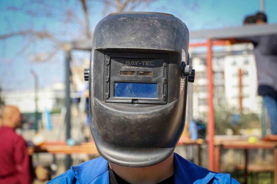 Öğrencilerin En Anlamlı Ödevi: Deprem Bölgesindeki Öğrencilere Güneş Enerjili Konteyner Sınıf Yapıyorlar