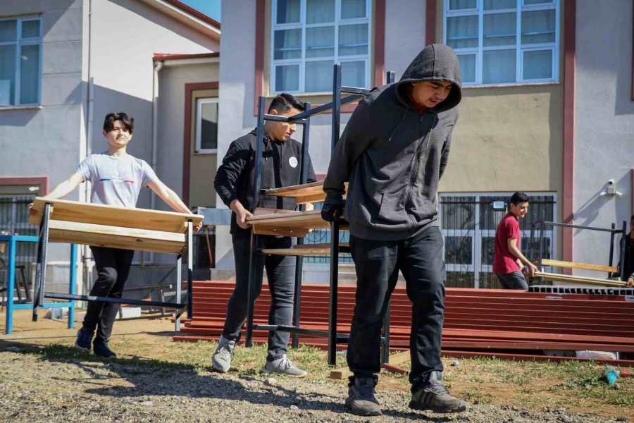 Öğrencilerin En Anlamlı Ödevi: Deprem Bölgesindeki Öğrencilere Güneş Enerjili Konteyner Sınıf Yapıyorlar