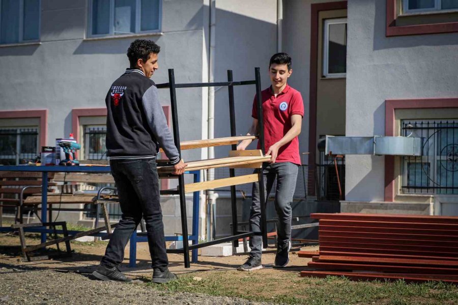 Öğrencilerin En Anlamlı Ödevi: Deprem Bölgesindeki Öğrencilere Güneş Enerjili Konteyner Sınıf Yapıyorlar