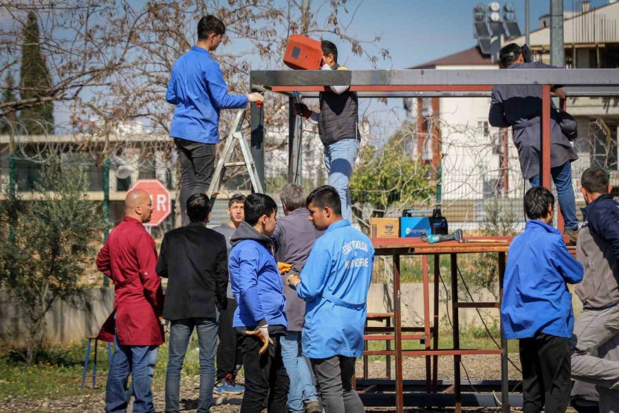 Öğrencilerin En Anlamlı Ödevi: Deprem Bölgesindeki Öğrencilere Güneş Enerjili Konteyner Sınıf Yapıyorlar