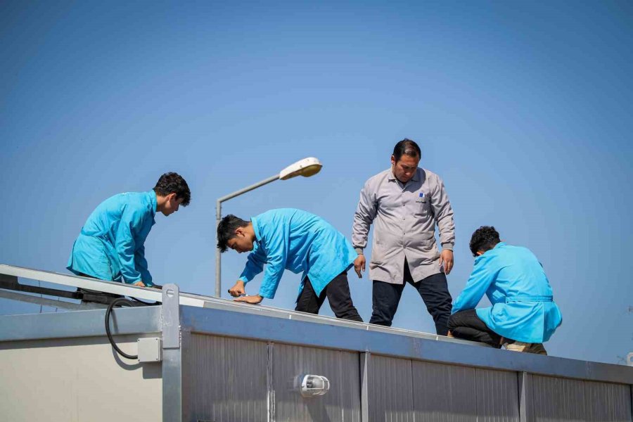 Öğrencilerin En Anlamlı Ödevi: Deprem Bölgesindeki Öğrencilere Güneş Enerjili Konteyner Sınıf Yapıyorlar